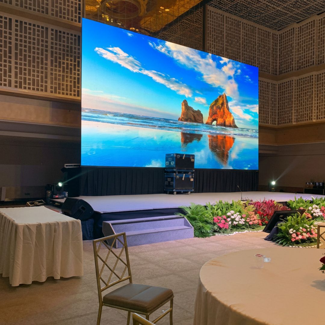 Momen berbuka puasa dengan takjil di event Ramadan Thamrin Nine Ballroom Jakarta Pusat.